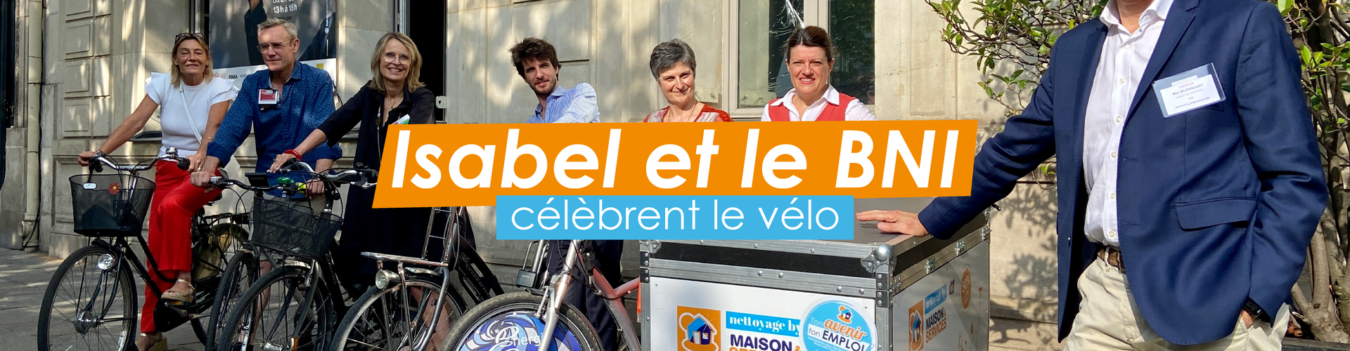 Isabel, responsable de Maison et Services Paris 15, célèbre le vélo avec les membres du BNI Saint-Germain des Prés.