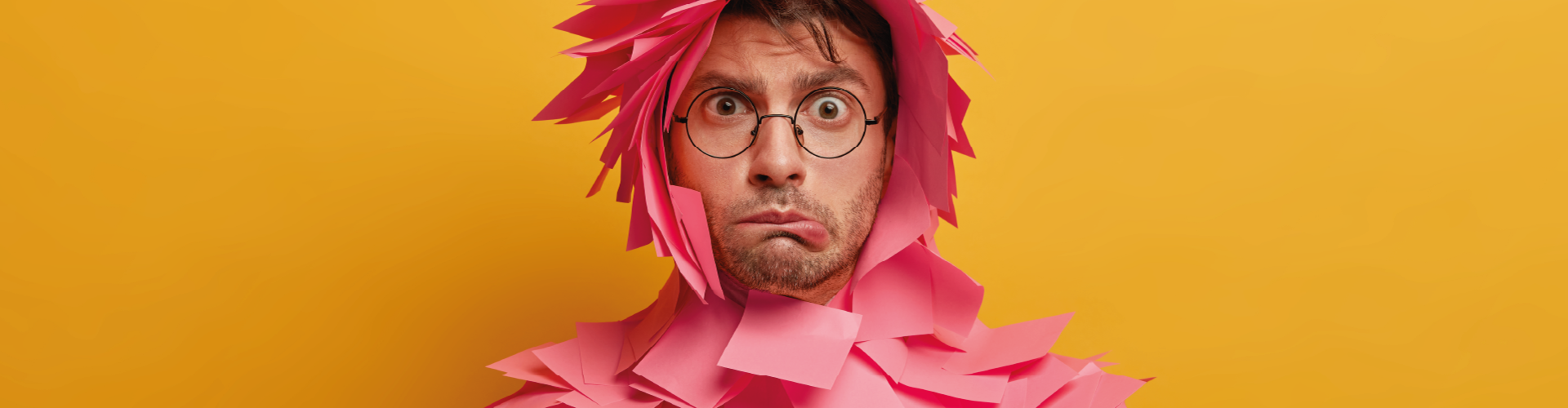 img-d'unhomme-avecgrimace-choquée-gênée-semordleslévres