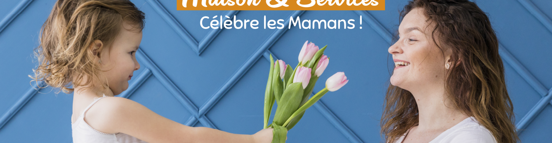 un_enfant_qui_donne_des_fleurs_à_sa_mére_pour_la_fête_des_méres