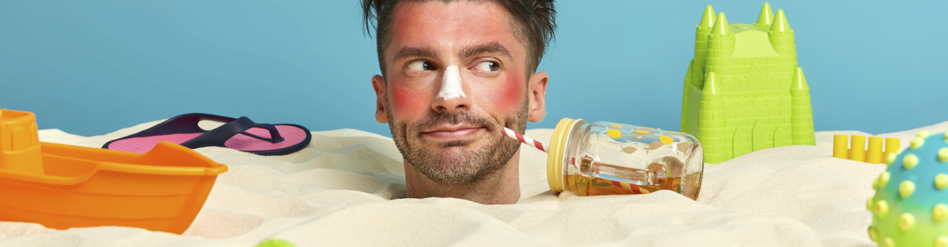 img-homme-enterré-sous-sable-humour-avec-produits-ménage-plage-été