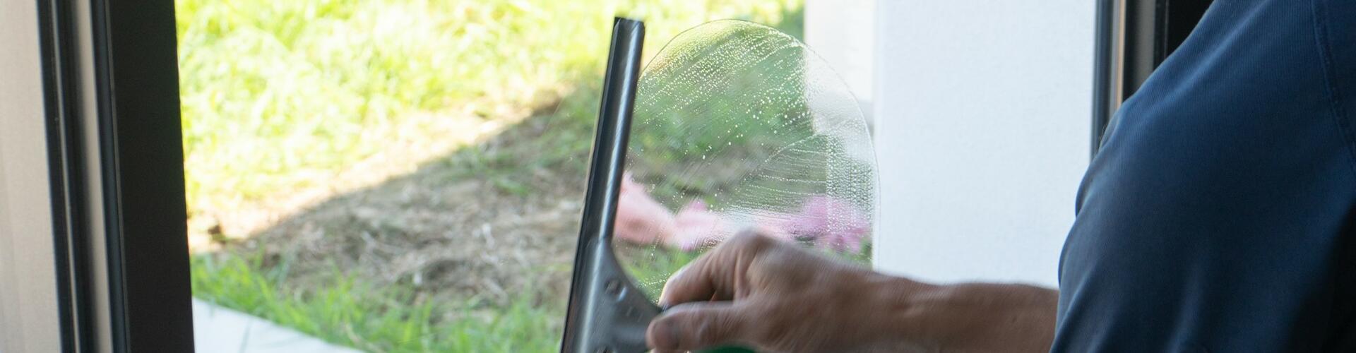 Imaginez la différence : une vue dégagée sur votre jardin, une luminosité naturelle qui transforme vos pièces, et la fierté d'avoir des vitres d'une propreté irréprochable en restant dans votre canapé!