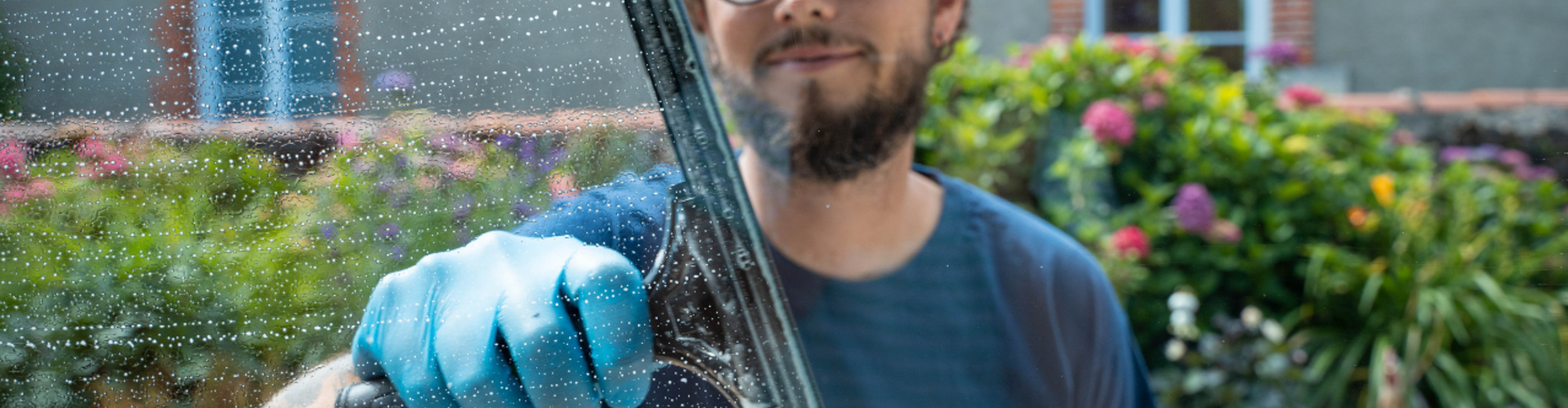 Agent Maison & Services au nettoyage d'une vitre