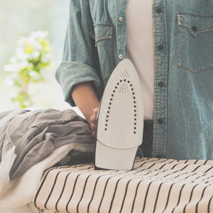 Entretenir une semelle de fer à repasser avec Maison et Services