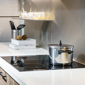 Entretenir une plaque à induction avec Maison et Services