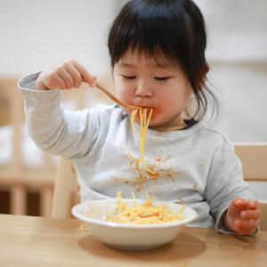 Retirer une tache de graisse sur un vêtement