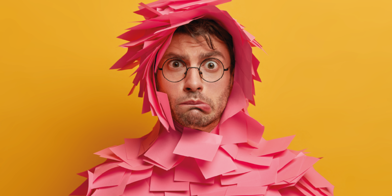 img-d'unhomme-avecgrimace-choquée-gênée-semordleslévres