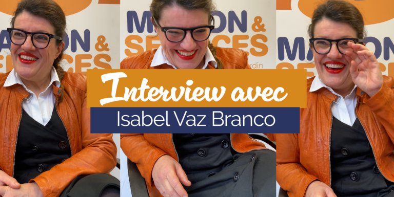 img-femme-souriante-habillée-en-veste-orange