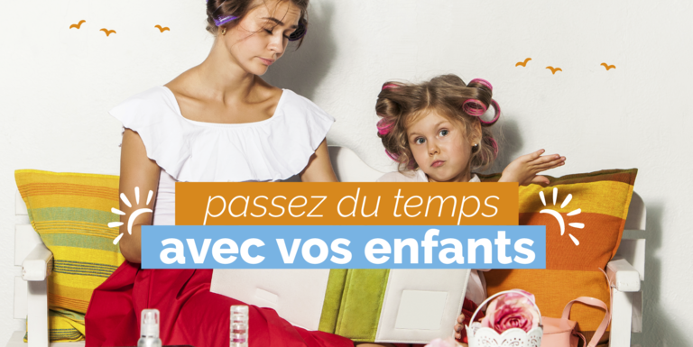 img-mére-et-fille-avec-des-boucleurs-qui-s'amuse-assises-au-sol