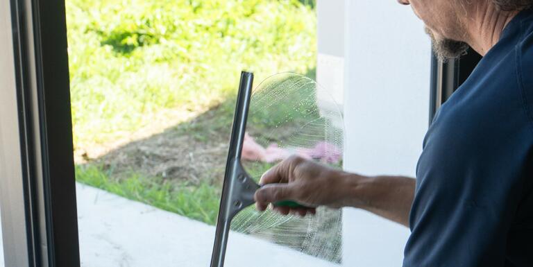 Imaginez la différence : une vue dégagée sur votre jardin, une luminosité naturelle qui transforme vos pièces, et la fierté d'avoir des vitres d'une propreté irréprochable en restant dans votre canapé!