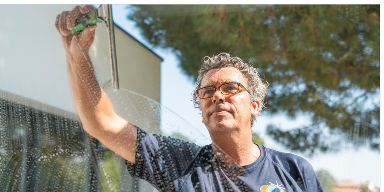 Des vitres propres malgré le soleil et la poussière